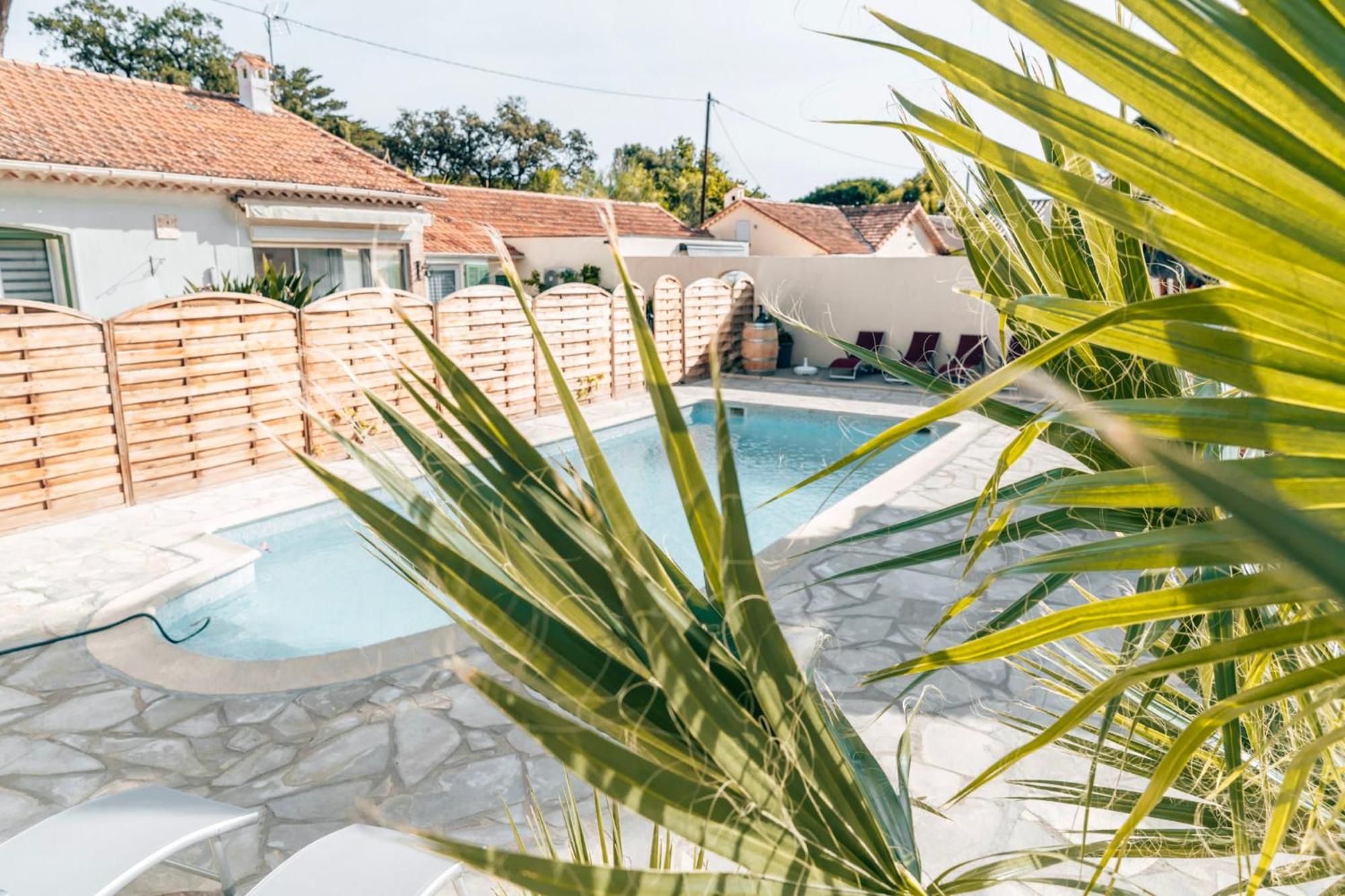 Reve D'Azur: Beachfront Villa with Shared Pool and BBQ Terrace Sainte-Maxime Exterior photo