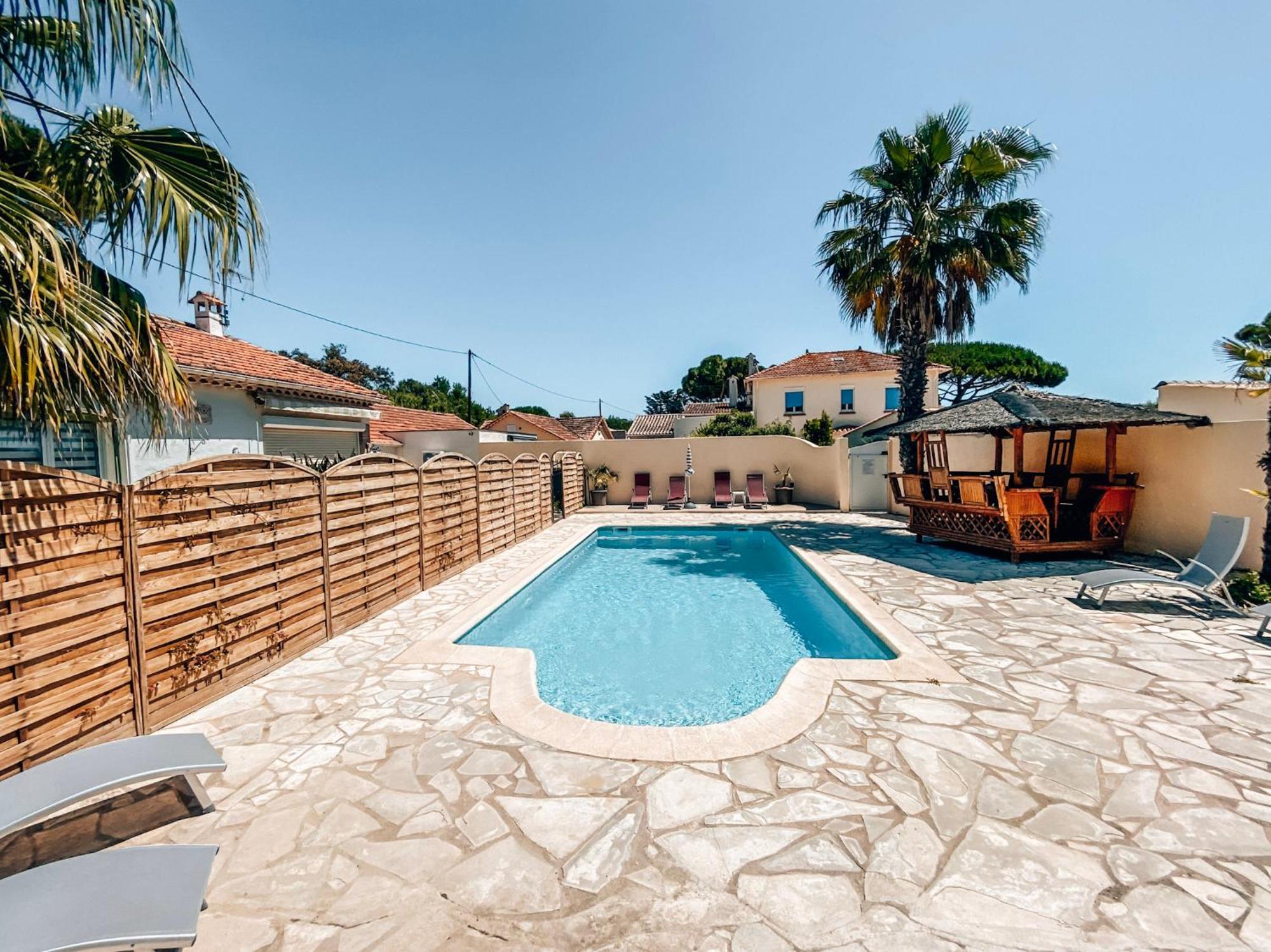 Reve D'Azur: Beachfront Villa with Shared Pool and BBQ Terrace Sainte-Maxime Exterior photo