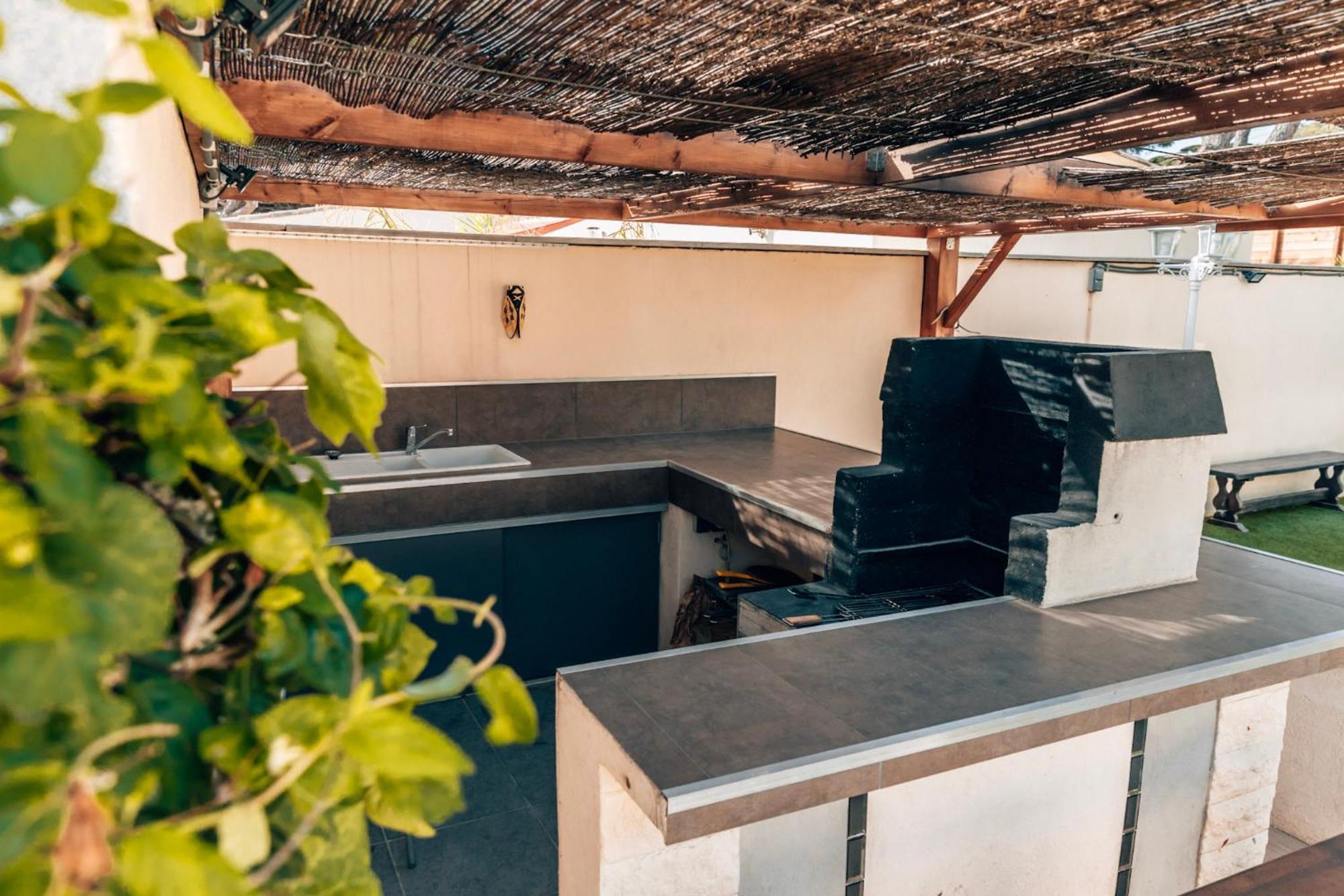 Reve D'Azur: Beachfront Villa with Shared Pool and BBQ Terrace Sainte-Maxime Exterior photo