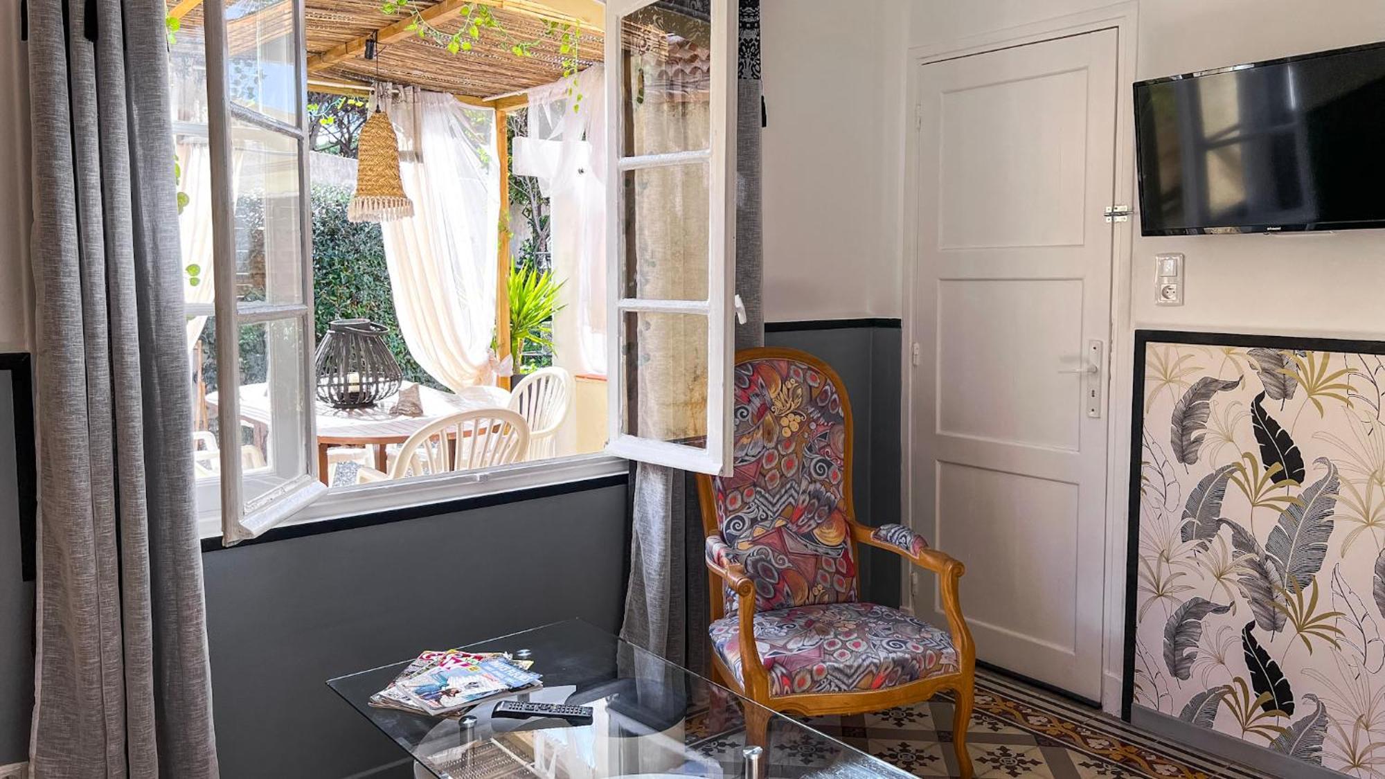 Reve D'Azur: Beachfront Villa with Shared Pool and BBQ Terrace Sainte-Maxime Exterior photo