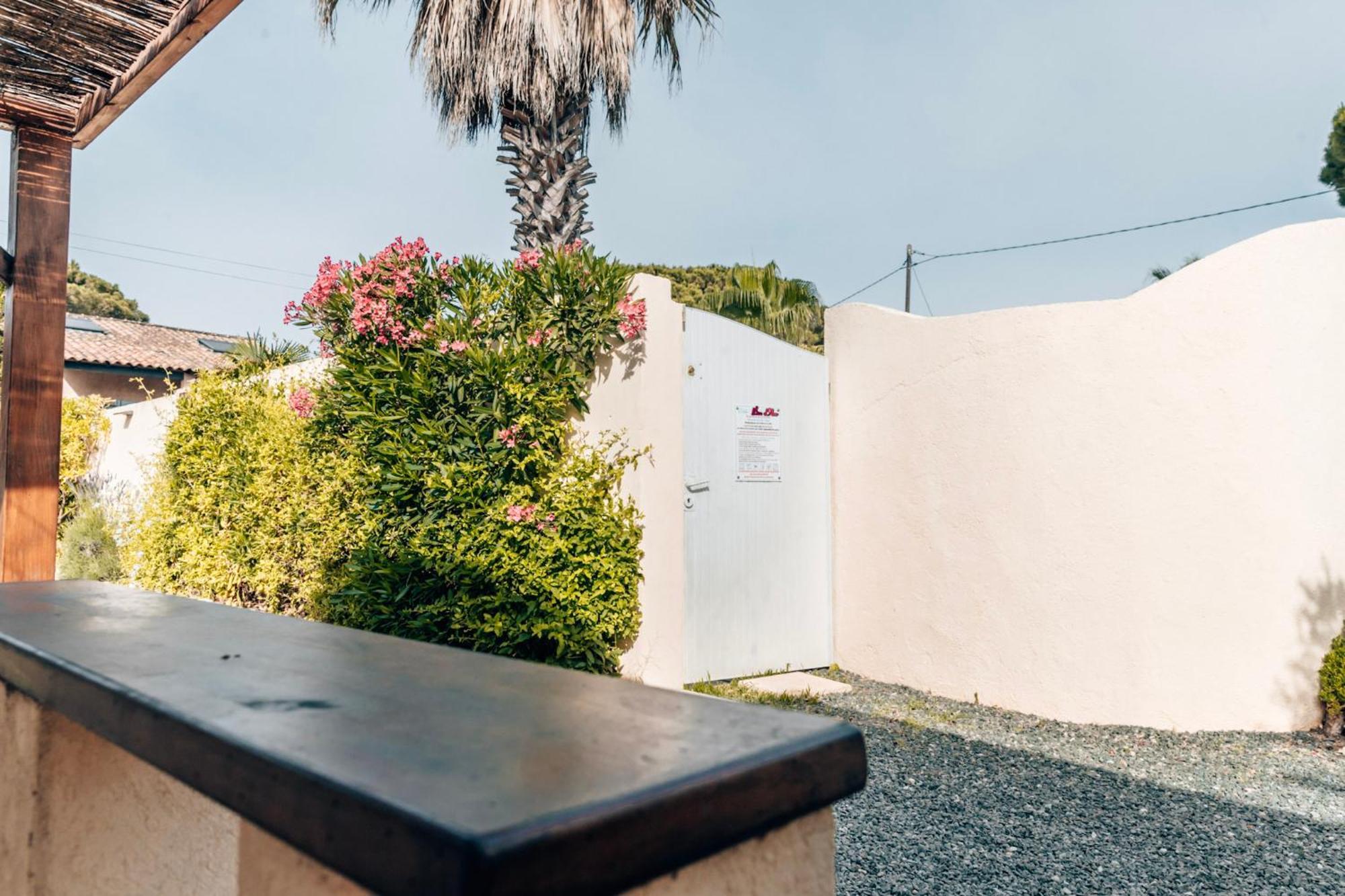 Reve D'Azur: Beachfront Villa with Shared Pool and BBQ Terrace Sainte-Maxime Exterior photo