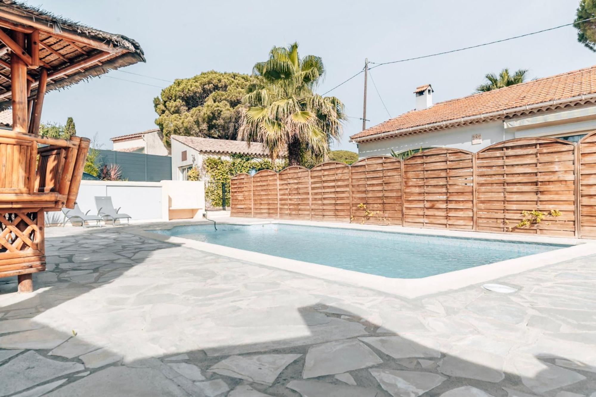 Reve D'Azur: Beachfront Villa with Shared Pool and BBQ Terrace Sainte-Maxime Exterior photo